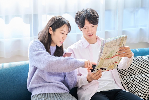 Zdjęcie mężczyzna i kobieta rozmawiają z mapą i smartfonem