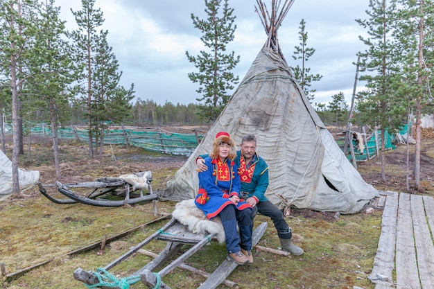Mężczyzna i kobieta, samice saami, sami w strojach narodowych, wioska saami na Półwyspie Kolskim, Rosja.