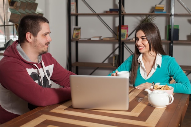 Zdjęcie mężczyzna i kobieta siedzą przy stole i rozmawiają
