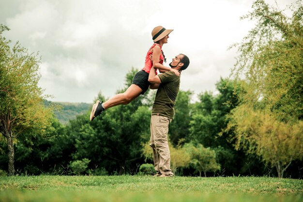 Mężczyzna i kobieta skaczą do fotografii