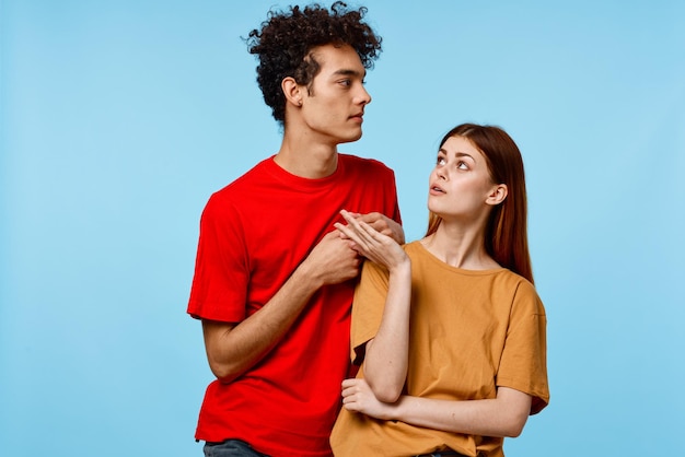 Mężczyzna i kobieta stojący obok siebie komunikacja moda nowoczesny styl niebieskie tło Zdjęcie wysokiej jakości
