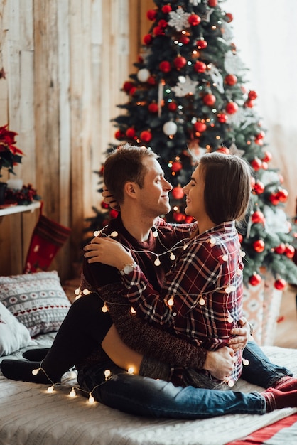 Mężczyzna i kobieta świętują Boże Narodzenie razem w ciepłej atmosferze w domu