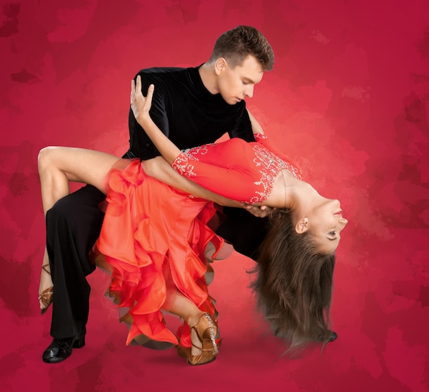 Zdjęcie mężczyzna i kobieta tańczą salsę w tle