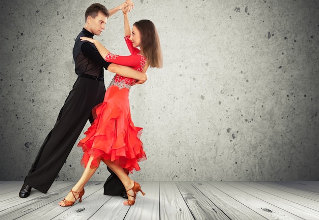 Zdjęcie mężczyzna i kobieta tańczą salsę w tle