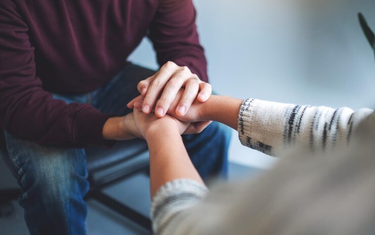 Zdjęcie mężczyzna i kobieta trzymają się za ręce dla pocieszenia i miłości