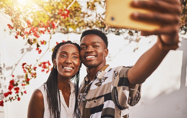 Mężczyzna i kobieta uwielbiają robić sobie portret selfie razem jako para uśmiechająca się latem pod relaksującym słońcem Szczęśliwy uśmiech i wolny chłopak i młoda dziewczyna robią zdjęcia telefonem do mediów społecznościowych