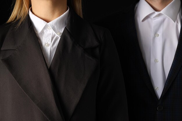 Zdjęcie mężczyzna i kobieta w czarnym garniturze na czarnym tle