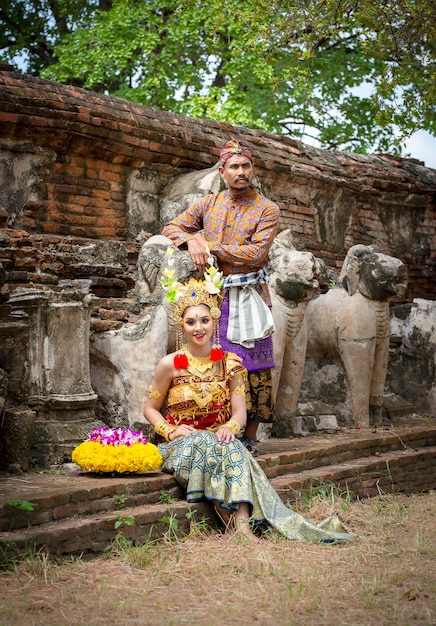 mężczyzna i kobieta w indonezyjskiej sukni ślubnej