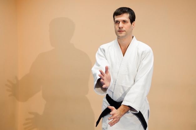 Mężczyzna I Kobieta Walczą Na Treningu Aikido W Szkole Sztuk Walki