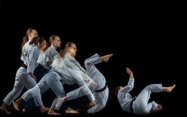 Mężczyzna I Kobieta Walczący I Trenujący Aikido Na Czarnym Tle Studia