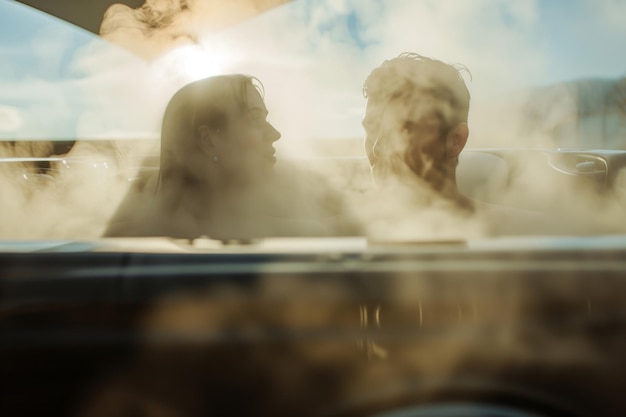Mężczyzna i kobieta widoczni przez gorącą kąpiel wznoszącą się parą