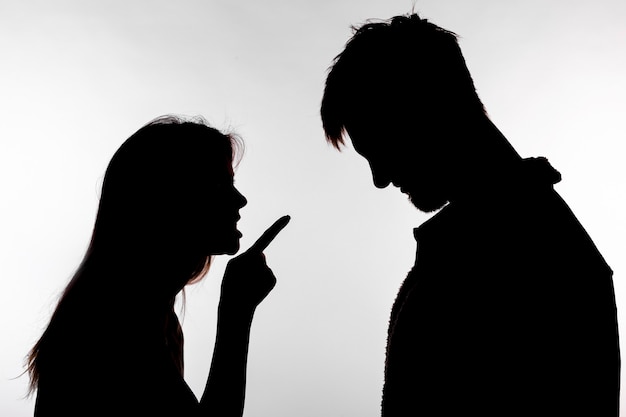 Mężczyzna i kobieta, wyrażając przemoc w rodzinie w studio sylwetka