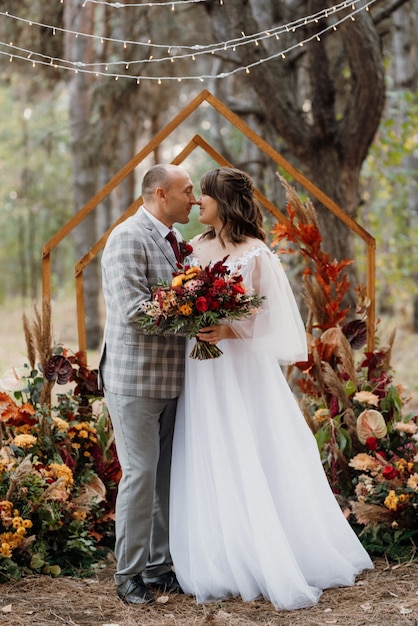 Mężczyzna i kobieta zaręczyli się w jesiennym lesie podczas weselnej ceremonii