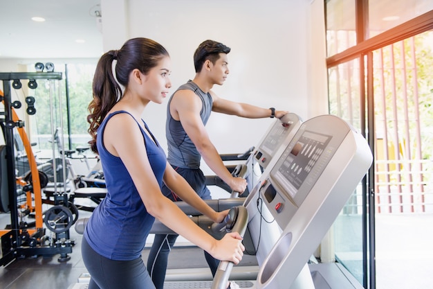 Mężczyzna i kobiety pracujący w gym wpólnie out