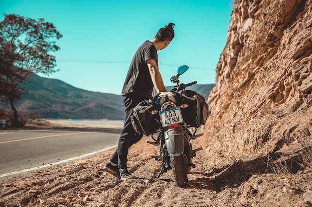 Mężczyzna i motocykl w górach