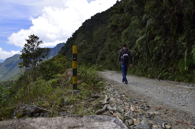 Mężczyzna idzie drogą śmierci Yungas North Road między La Paz a Coroico Boliwia