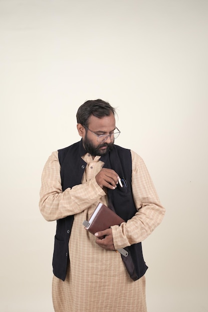 Zdjęcie mężczyzna indyjski nauczyciel wyrażający się w klasie