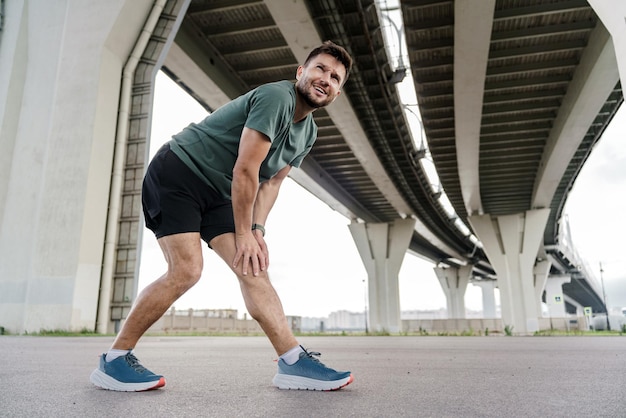 Mężczyzna instruktor biegania trener ćwiczeń fitness życie Zdrowy mężczyzna poranny trening aktywny