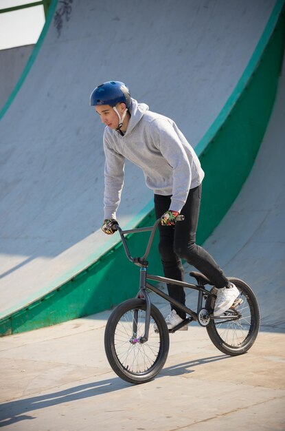 Mężczyzna jadący na rowerze w skateparku