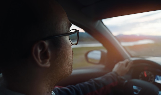 Zdjęcie mężczyzna jazdy samochodem podróż samochodem na drodze mężczyzna jazdy samochodem na autostradzie