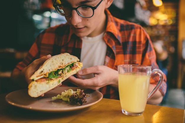 Mężczyzna jedzenie w restauracji i ciesząc się pysznym jedzeniem