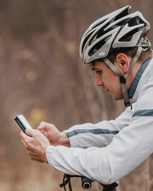 Mężczyzna Jedzie Na Rowerze Górskim I Sprawdza Swój Telefon