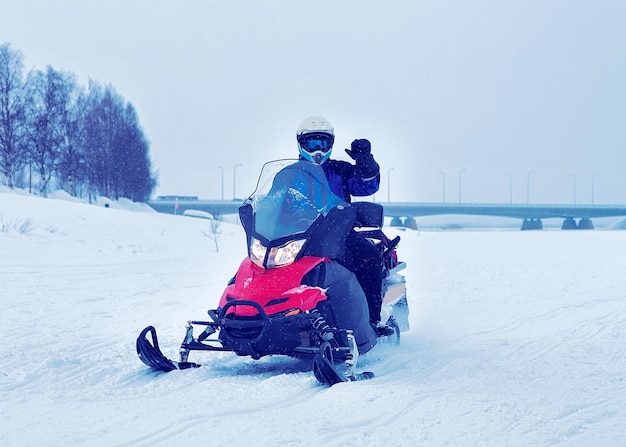 Mężczyzna Jedzie Na Skuterze śnieżnym Po Zamarzniętym Jeziorze Zimą Rovaniemi, Laponia, Finlandia