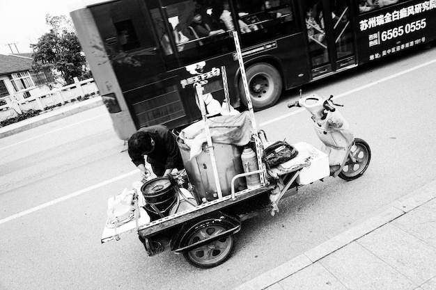 Mężczyzna jeżdżący na motocyklu po drodze