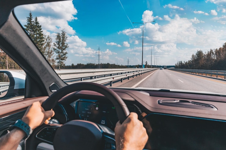 Zdjęcie mężczyzna jeżdżący nowoczesnym samochodem z tyłu na autostradzie ręce na kierownicy