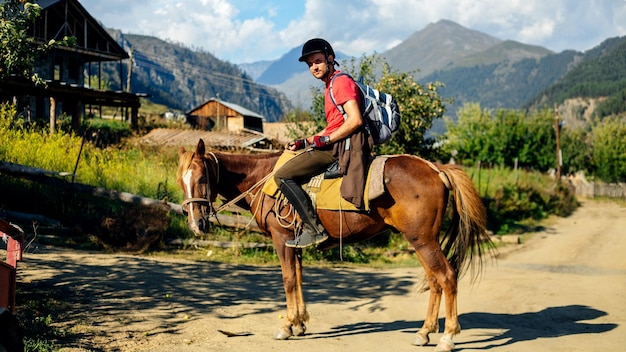 Mężczyzna jeździ konno w Gruzji