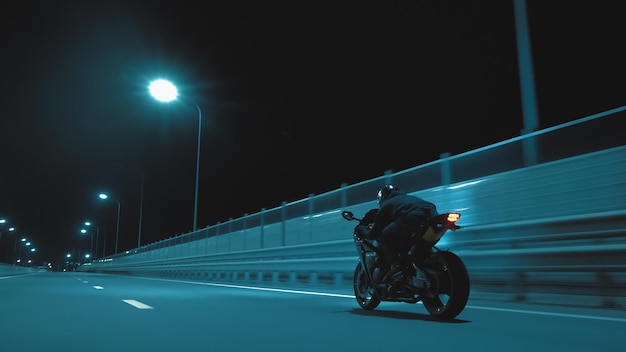 Mężczyzna jeździ motocyklem sportowym na nocnej trasie