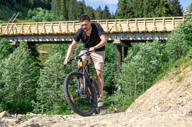 Mężczyzna Jeździ Na Rowerze Po Górzystym Terenie W Lesie