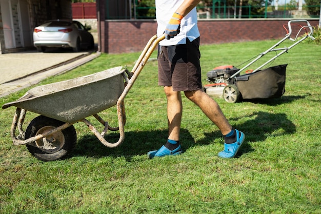 Zdjęcie mężczyzna jeździ taczką