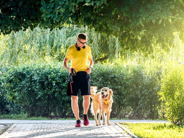 Mężczyzna joggingu w parku z psem