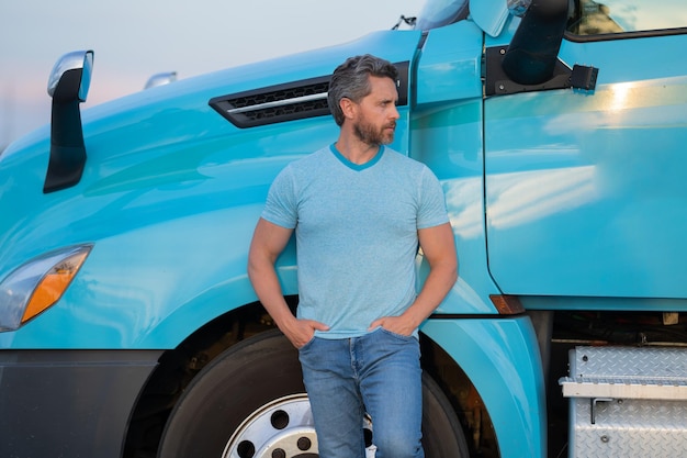 Zdjęcie mężczyzna kierowca w pobliżu ciężarówki mężczyzna właściciel ciężarówki poważny mężczyzna w średnim wieku kierowca ciężarówki właściciel transportu