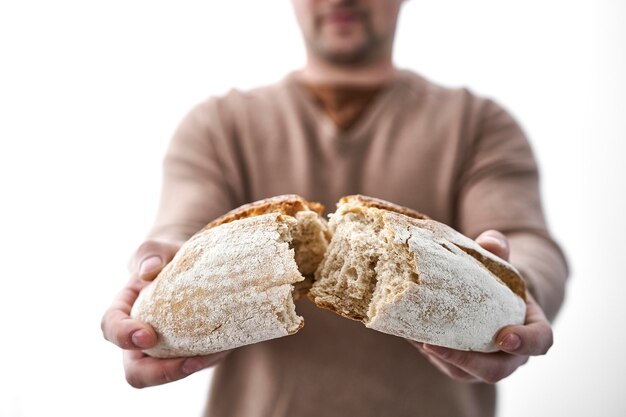 Zdjęcie mężczyzna łamiący chleb przed kamerą