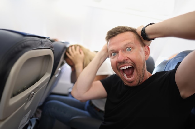 Mężczyzna leci samolotem i krzyczy ze strachu