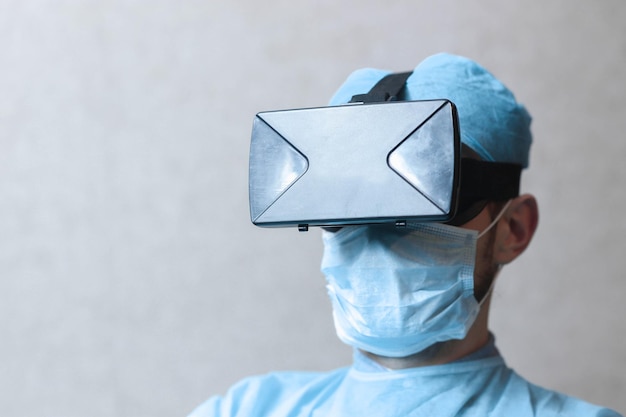 mężczyzna lekarz chirurg w mundurze i kasku w okularach VR wykorzystanie wirtualnej rzeczywistości w medycynie Nowoczesnej