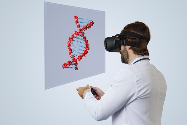 Zdjęcie mężczyzna lekarz na szarej ścianie, używając okularów wirtualnej rzeczywistości, patrząc na wirtualne dna