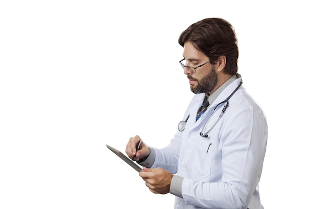 Mężczyzna lekarz patrząc na tabletkę.