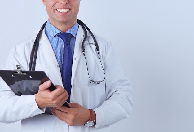 Mężczyzna lekarz stojący z folderem na białym tle