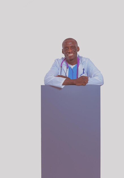 Mężczyzna lekarz trzymający pustą tabliczkę Doctor Billboard