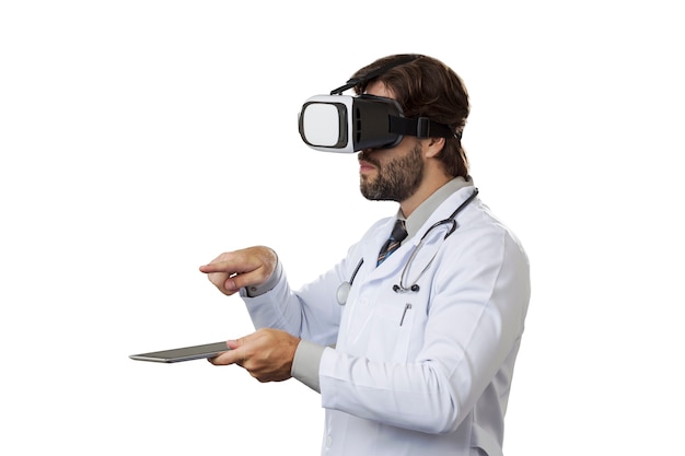 Mężczyzna lekarz używający okularów wirtualnej rzeczywistości