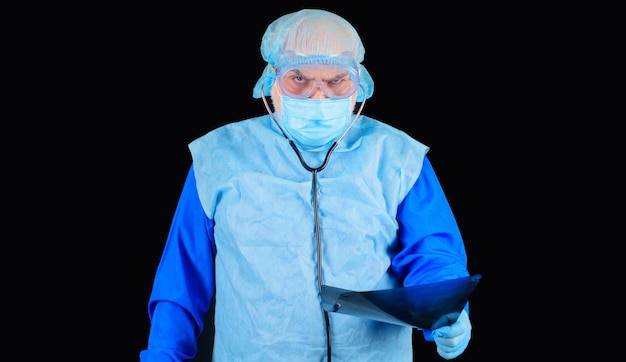Zdjęcie mężczyzna lekarz w kombinezonie ochronnym i masce medycznej patrzący na radiologa rentgenowskiego z prześwietleniem pacjentów