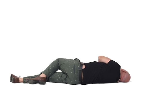 Mężczyzna leżący na podłodze na boku na białym tle