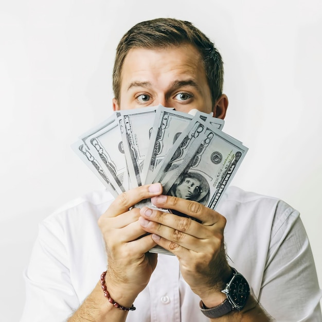 Zdjęcie mężczyzna liczy 100 dolarów ręką na białym tle pieniądze i biznes