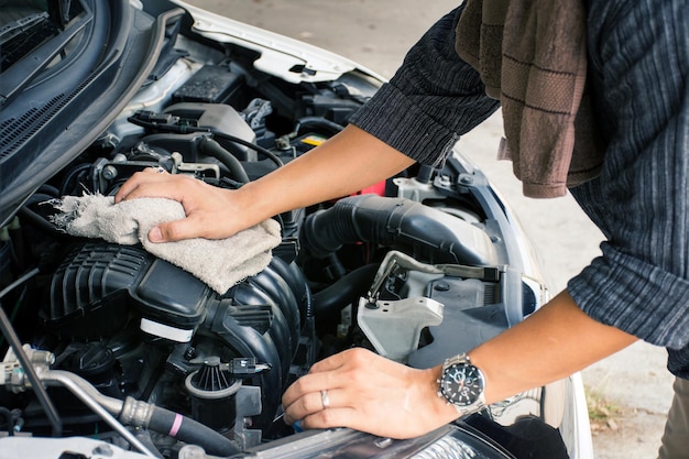 Mężczyzna Lub Pracownik Mechanika Samochodowego Ręce Czyści Silnik Samochodu Za Pomocą Tkaniny