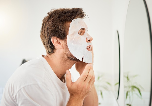 Mężczyzna lustro łazienkowe i maska do pielęgnacji skóry kosmetyki kosmetyczne środek czyszczący do problemu z olejem lub leczenie higieniczne Młoda osoba płci męskiej dotykająca kremu nawilżającego i czyszczenia produktu do twarzy podczas porannego mycia