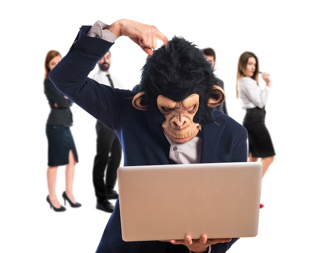 Mężczyzna małpa ma wątpliwości z jego laptopa
