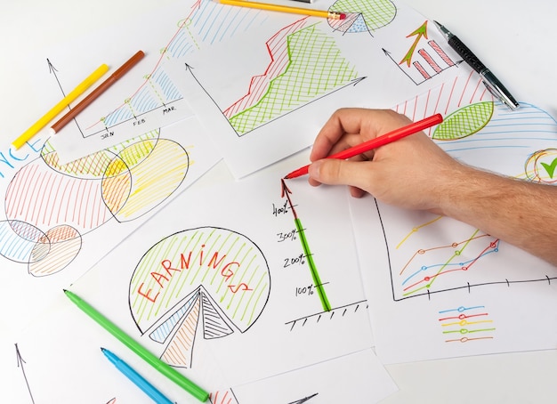 Mężczyzna Malujący Diagramy Biznesowe Na Białych Papierach